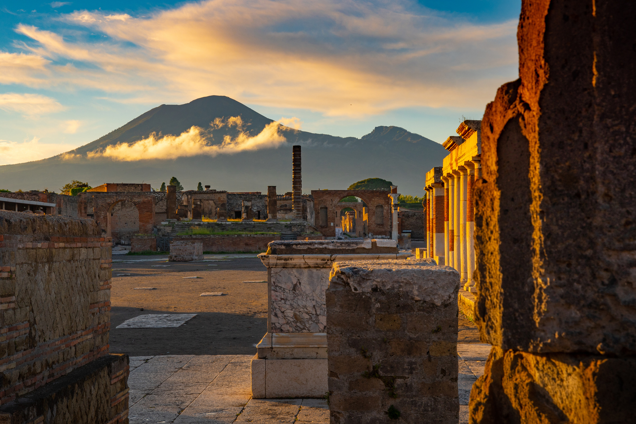 Suggestivo panorama del Vesuvio al tramonto sugli scavi di Pompei
